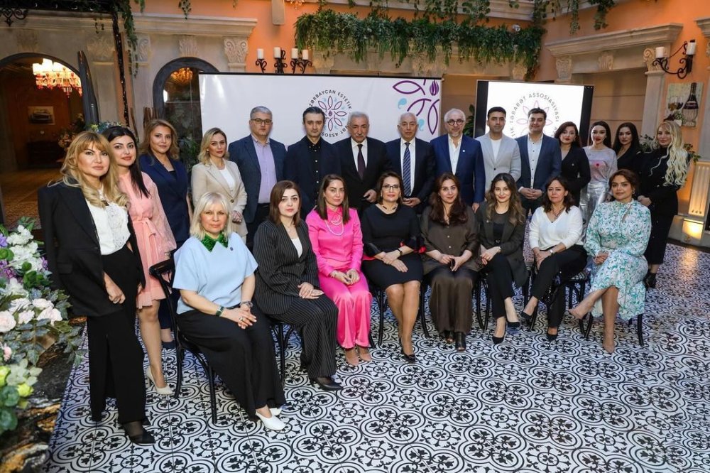 Kosmetoloji sahenin aparici mutexessisleri  ile AETA teqdimatinda isguzar sohbet